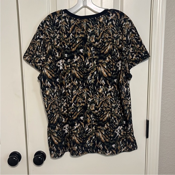 NWT Ted Baker Jilliee Camo Printed V Neck Tee - Picture 7 of 7